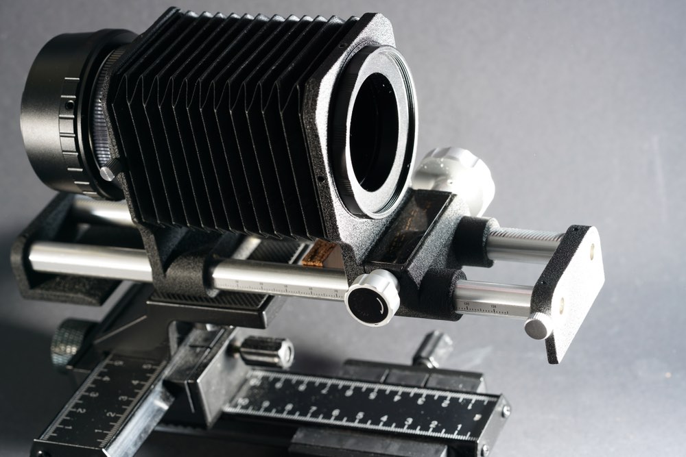 A bellows system of the type used in macro photography and in miniature photography. Provides high DOF and focus control.