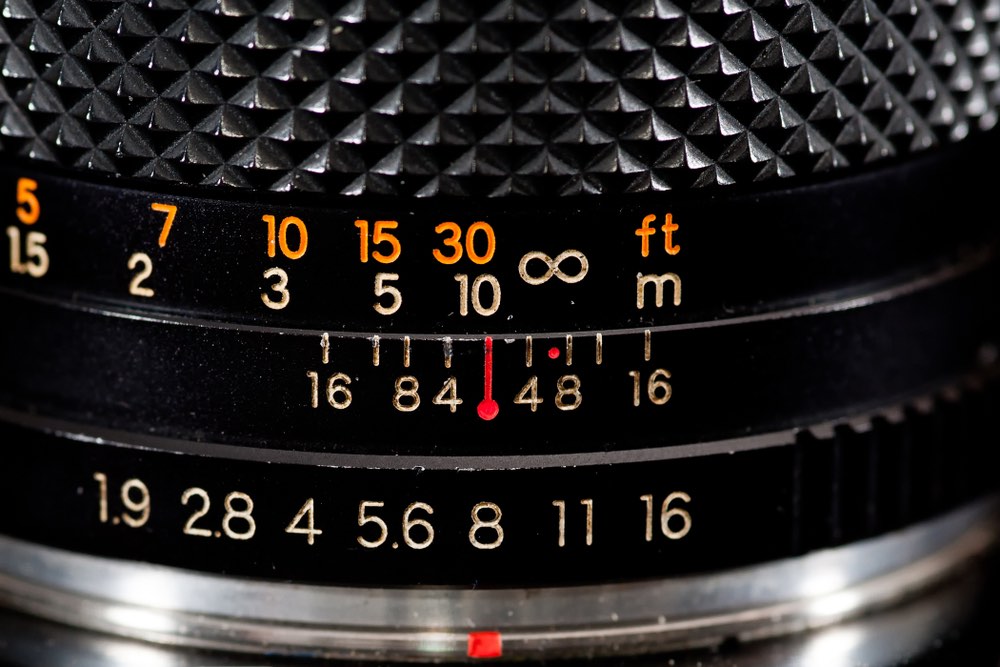 A close-up view of the DOF scale of a lens set to its hyperfocal distance for the aperture f/8.