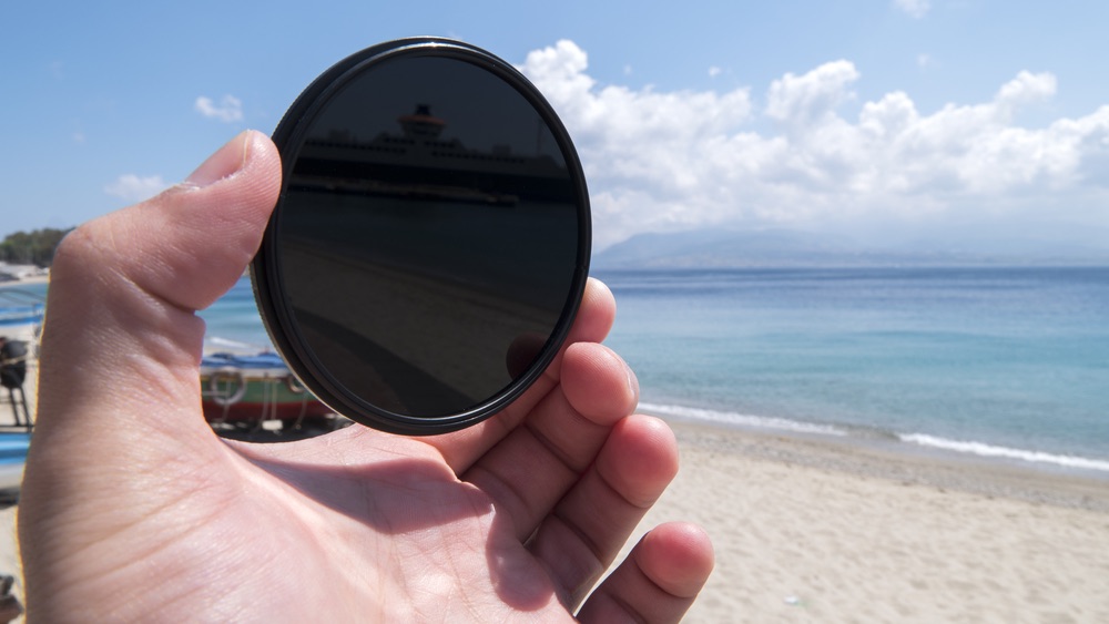 A demonstration of the effect of an ND filter on a brightly-lit background. Exposure reduction by means of a neutral-density filter.