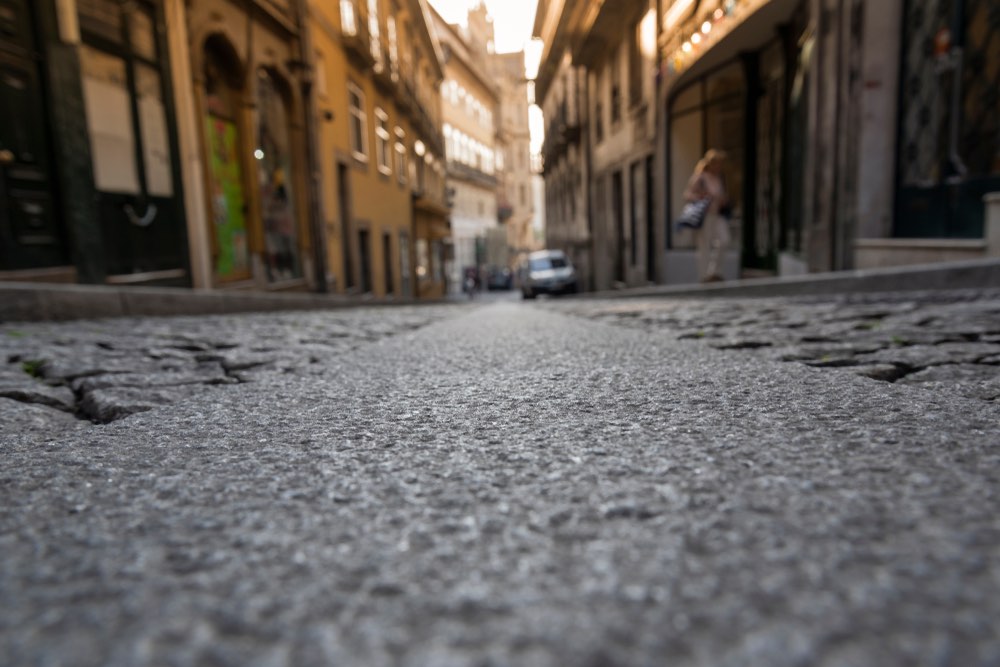 Example of a low angle shot in the Streets of Porto during daytime. Employing deliberate shallow depth of field to achieve a dreamy, unconventional look.