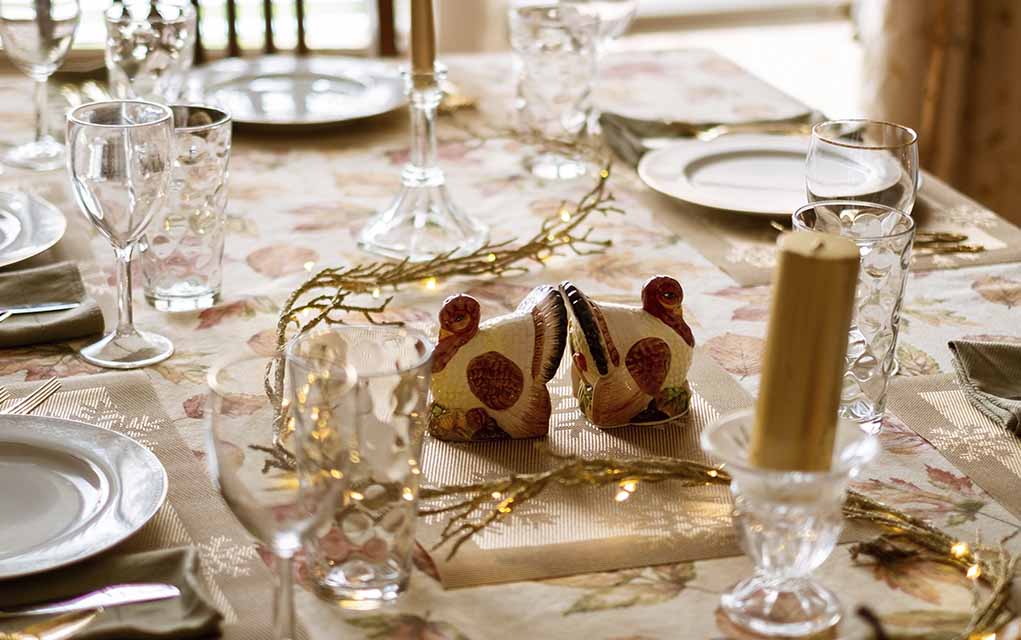 table decoration with turkey salt and pepper shakers.